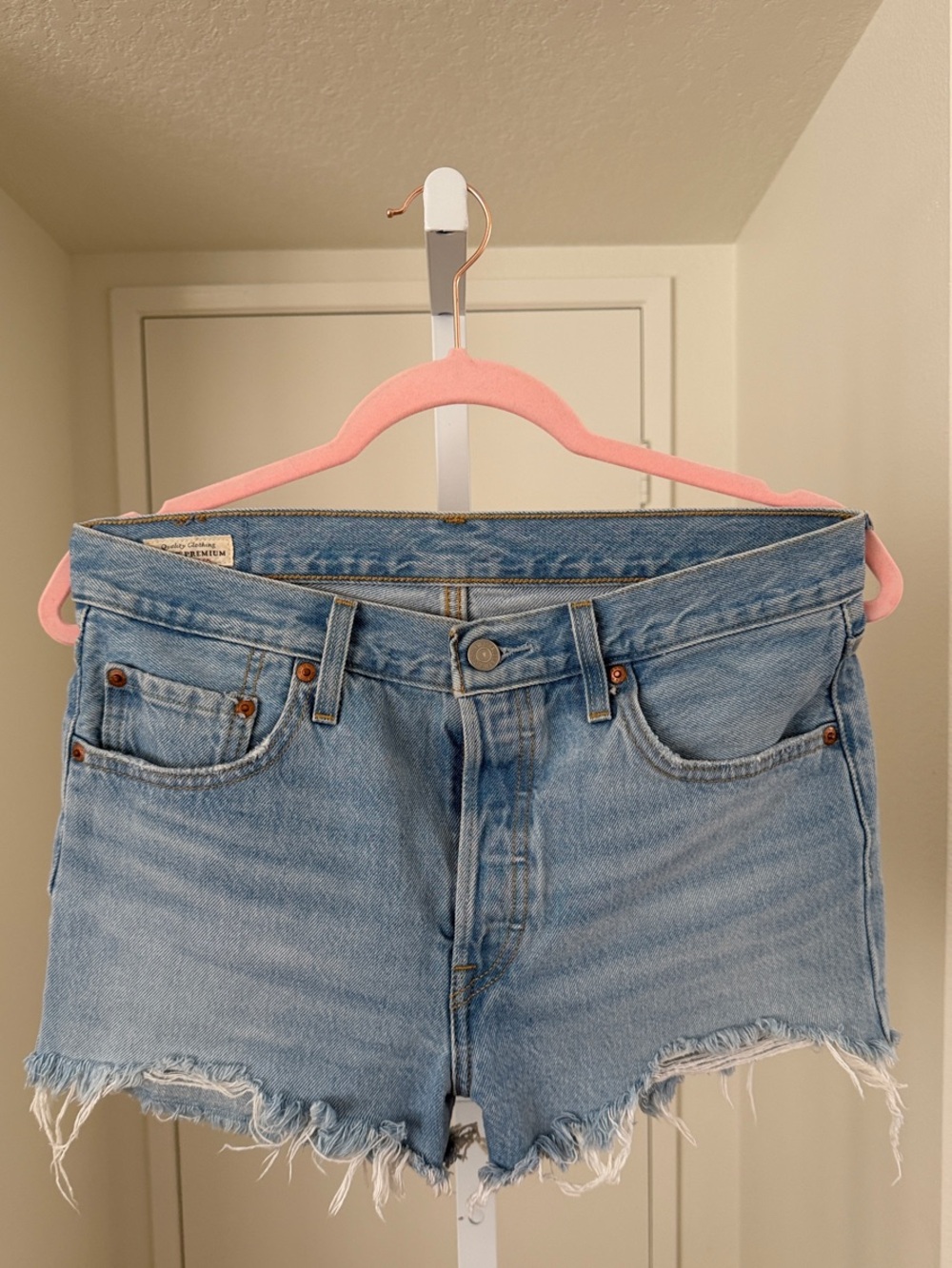 Levi’s 501 cut offs Women's Shorts - Picture 2 of 6